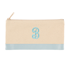 Bolsa cosmética personalizada con bordado de inicial. Color: 2 tonos celeste. Tamaño: Pequeña