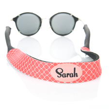 Correa de gafas de sol de color rojo y trébol personalizado con nombre.