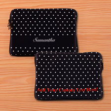 Nombre personalizado por delante y por detrás Nombre personalizado Lunares Negros Macbook Air 13 Sleeve