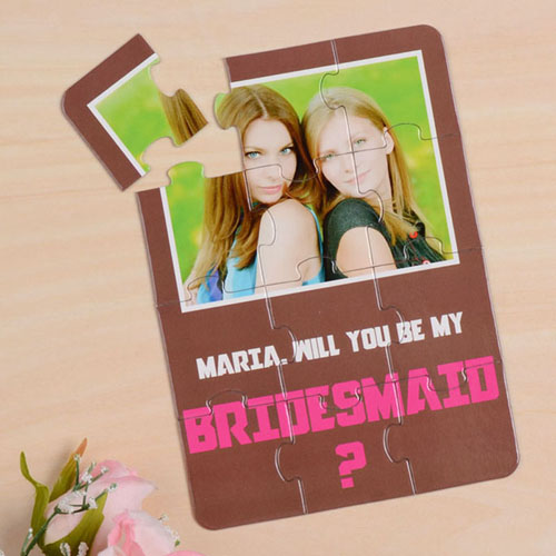 Rompecabezas personalizado como carta deinvitación, Quieres ser mi dama de honor?, de color marrón de madera