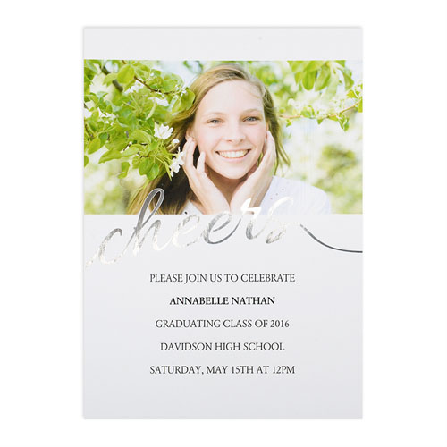Tarjeta personalizada de anuncio de Graduación con foil plateado