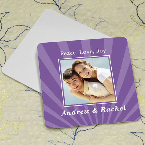Portavasos de cartón personalizado con fotografía cuadrada y diseño de rayas color ciruela