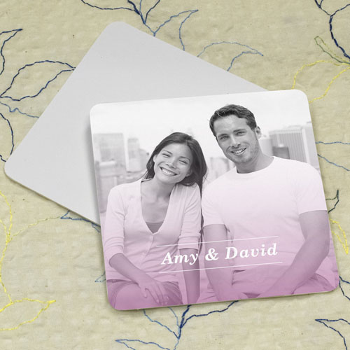 Portavasos de cartón personalizado con fotografía cuadrada y diseño sencillo color rosa