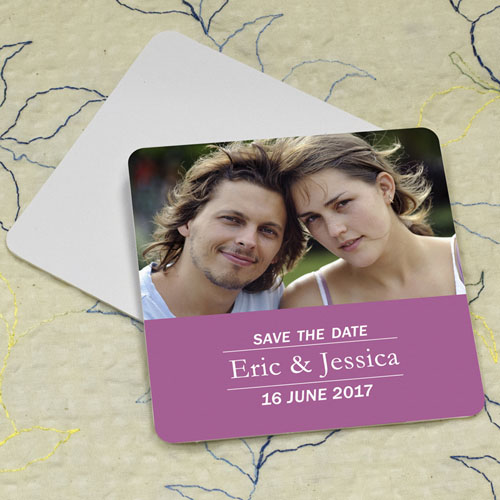 Portavasos de cartón personalizado con fotografía cuadrada y banner color ciruela