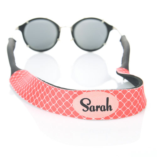 Correa de gafas de sol de color rojo y trébol personalizado con nombre. 