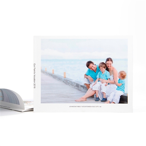 Crea tu pequeño foto-libro de tapa blanda personalizado de 21.59 cm x 27.94 cm.